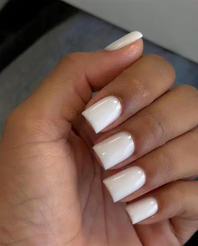 Unhas quadradas em gel branco leitoso, trabalho de Sílvia Paz