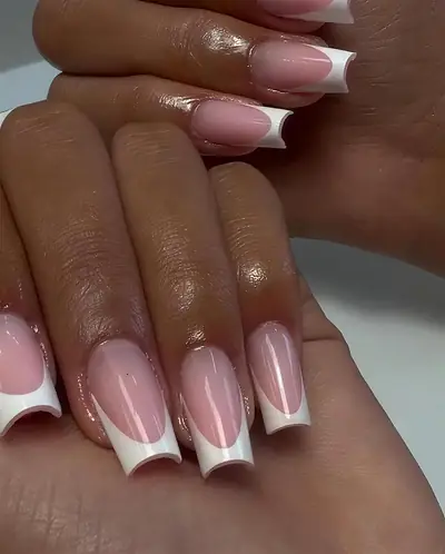 Unhas em francesinha quadrada, rosa natural com pontas brancas, trabalho de Sílvia Paz