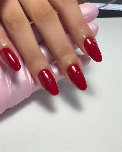 Aplicação de gelinho vermelho em unhas amendoadas, trabalho de Sílvia Paz